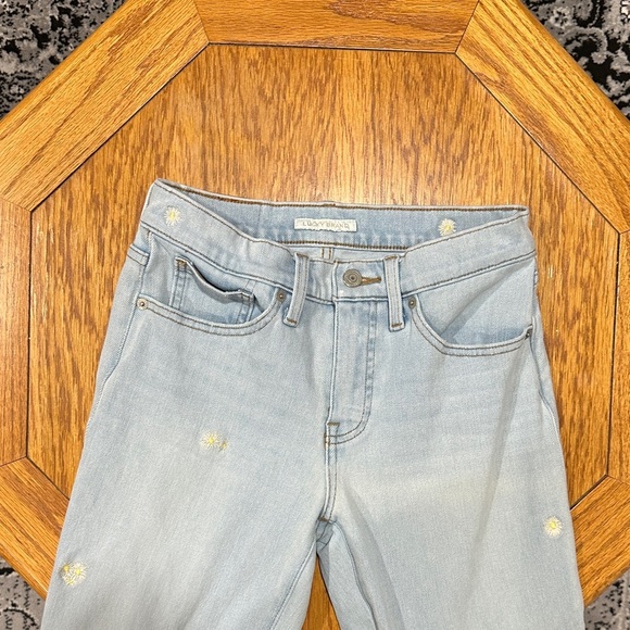 *LUCKY BRAND* Light Wash Straight Leg Flower Cutoff Jeans Size 4 - Picture 4 of 8